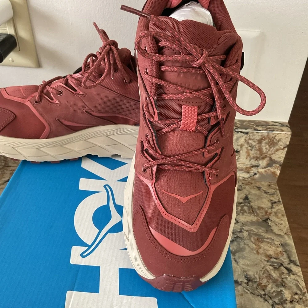 Hoka hiking shoe women 9 gortex